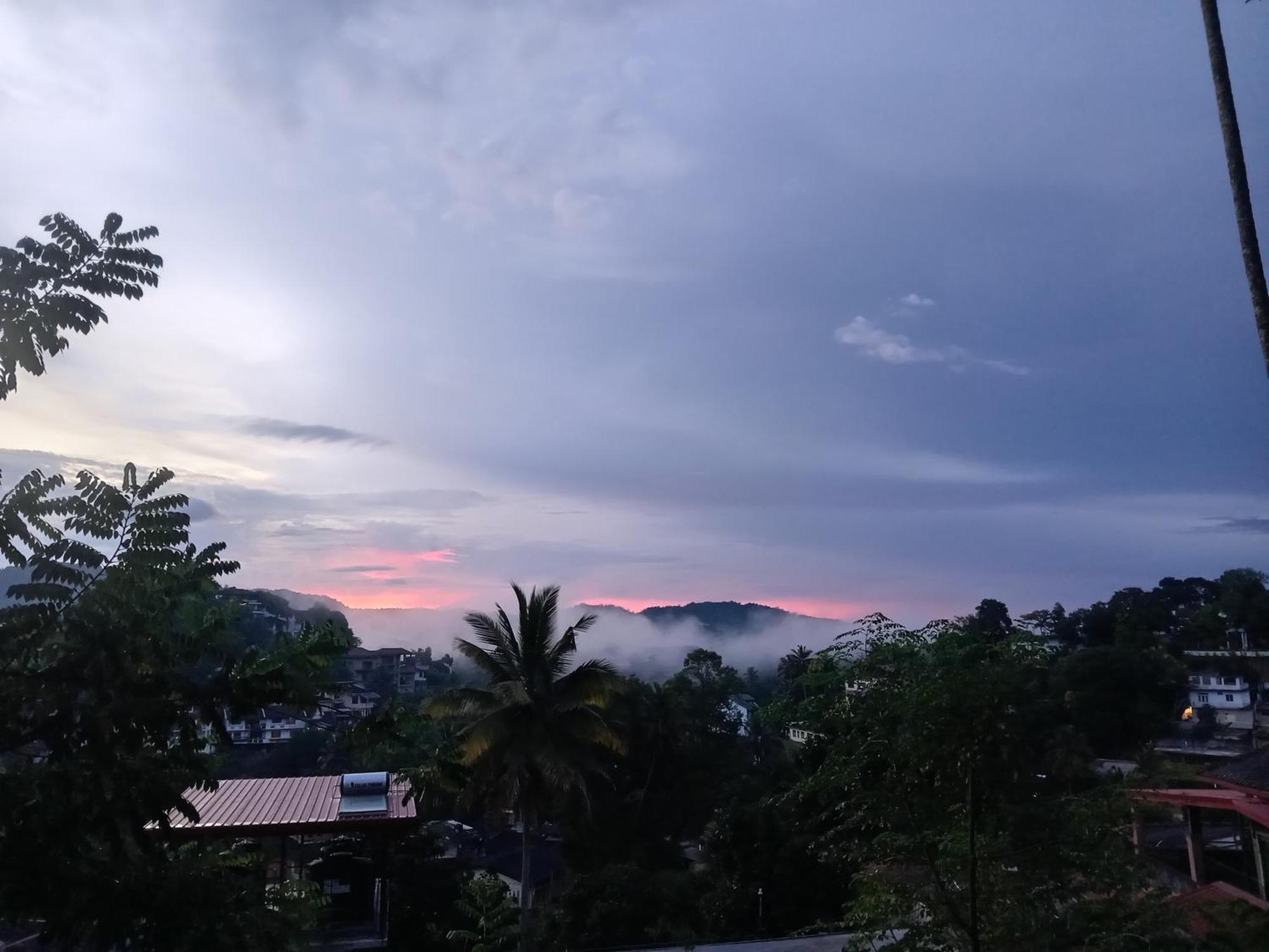 Fly Infinity - Home Stay Kandy Esterno foto